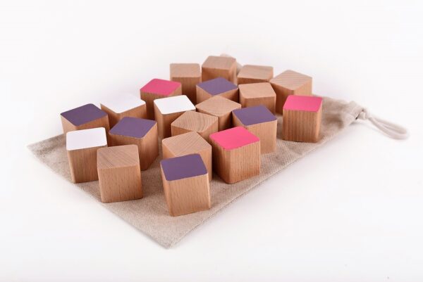 Dřevěné kostky růžovo-fialové 20 kusů včetně látkového pytlíku