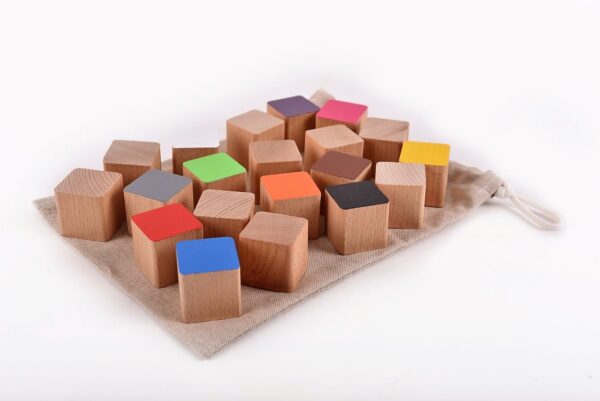 Dřevěné kostky barevné 20 kusů včetně látkového pytlíku